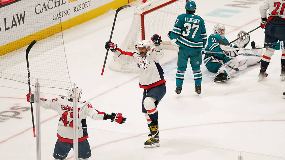 Александр Овечкин (в центре) забивает гол в ворота «Сан-Хосе Шаркс».📷Фото: David Gonzales-Imagn Images / Reuters