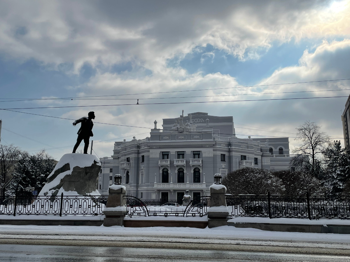Театр, в котором было принято решение переименовать Екатеринбург в Свердловск и памятник Свердлову. Фото Natalya Dolidenok