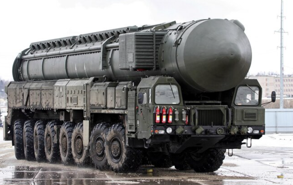  Траспортер МЗКТ-79221 на Западе называют основным претендентом на гордое звание носителя "Орешника" в Белоруссии. Хотя, наверняка, будут свои нюансы. Фото МО РБ