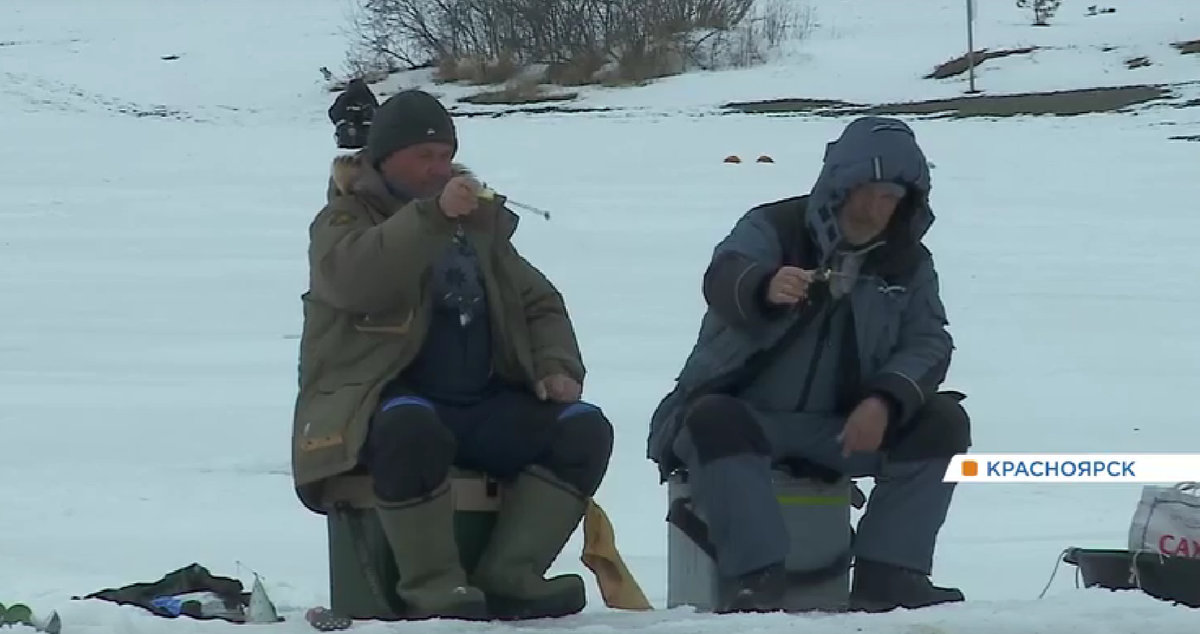     Десятки красноярских рыбаков выходят на тонкий лед в оттепель