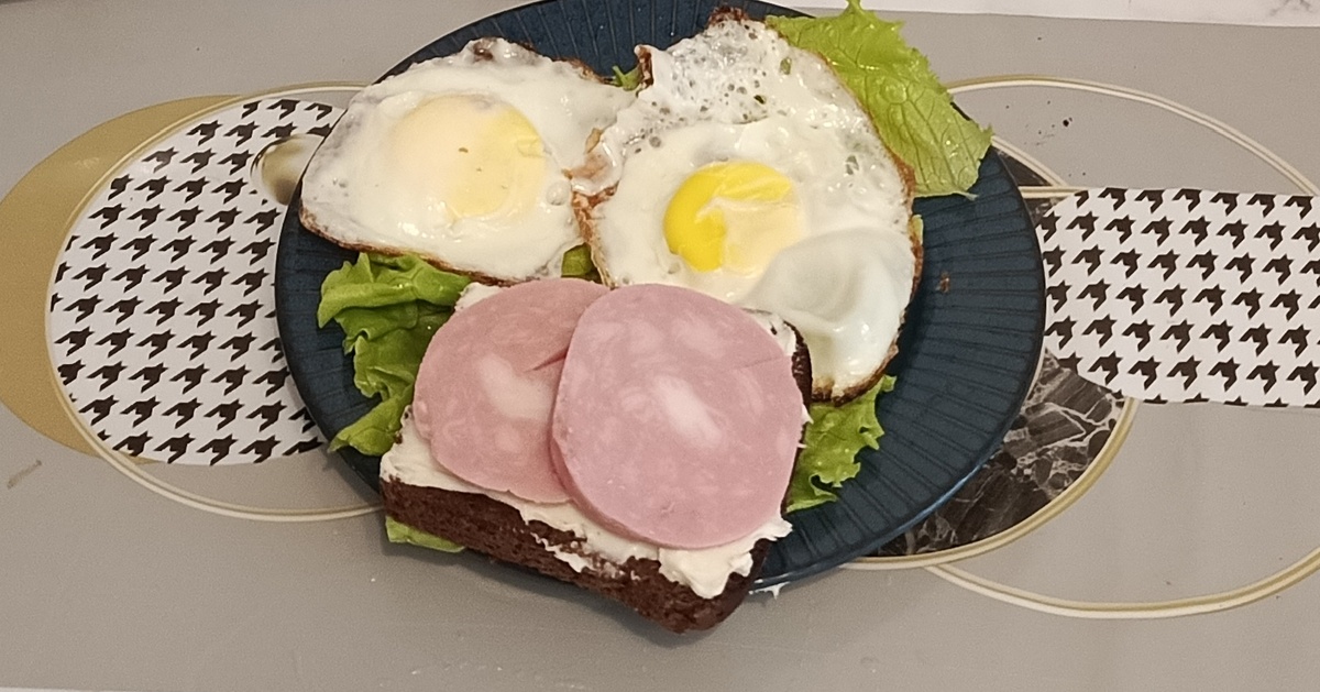 Яйца немного зажарились. Хлеб Бородинский с творожным сыром и ветчиной. Зелёный салат. Кофе ☕