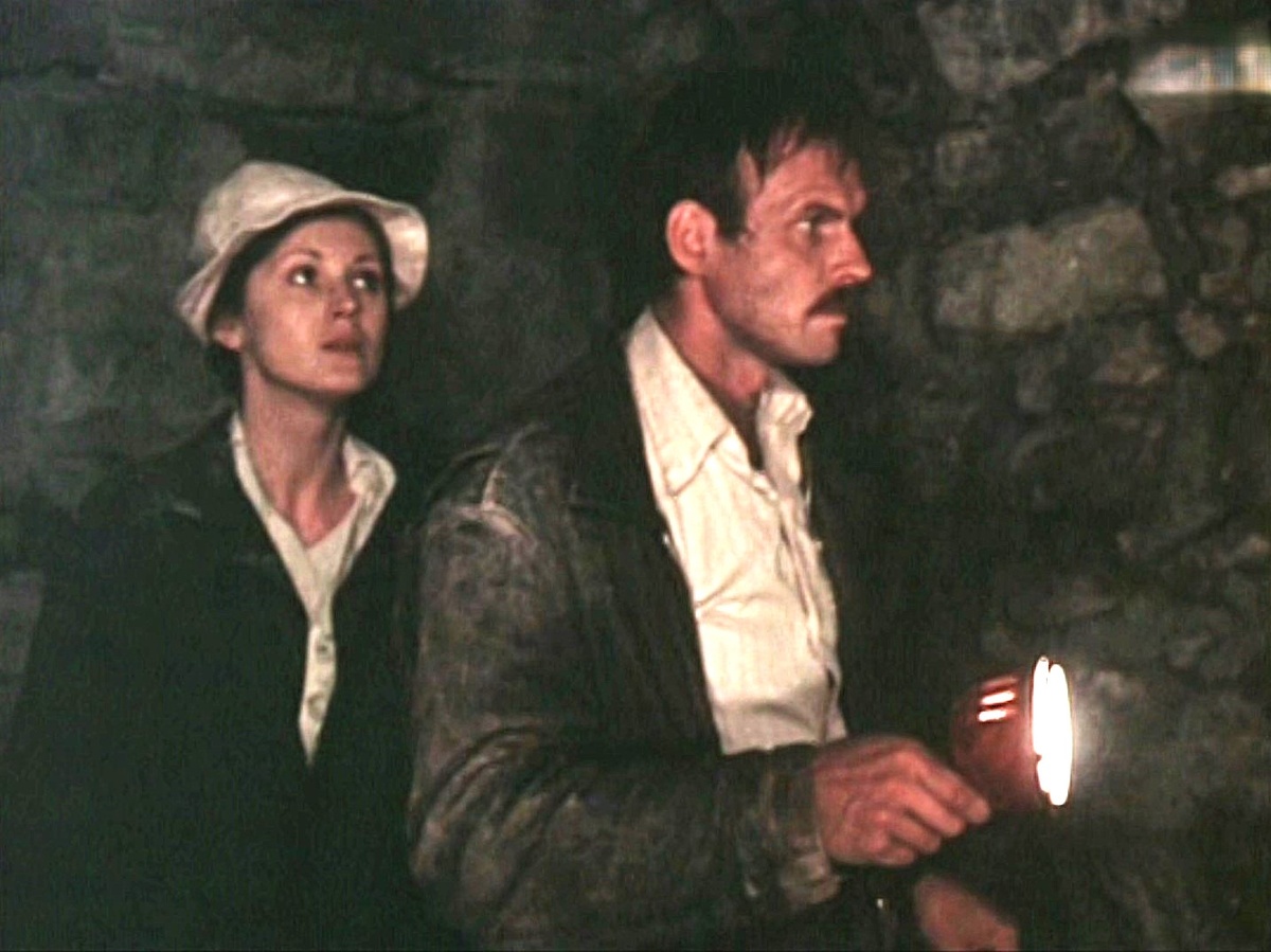 Выживальческий триллер в старом замке. Кадр из к/ф «Черный замок Ольшанский».