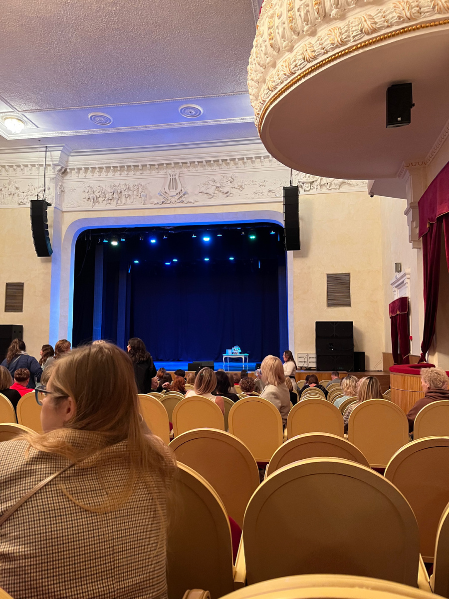 С моего места видно было сцену неплохо