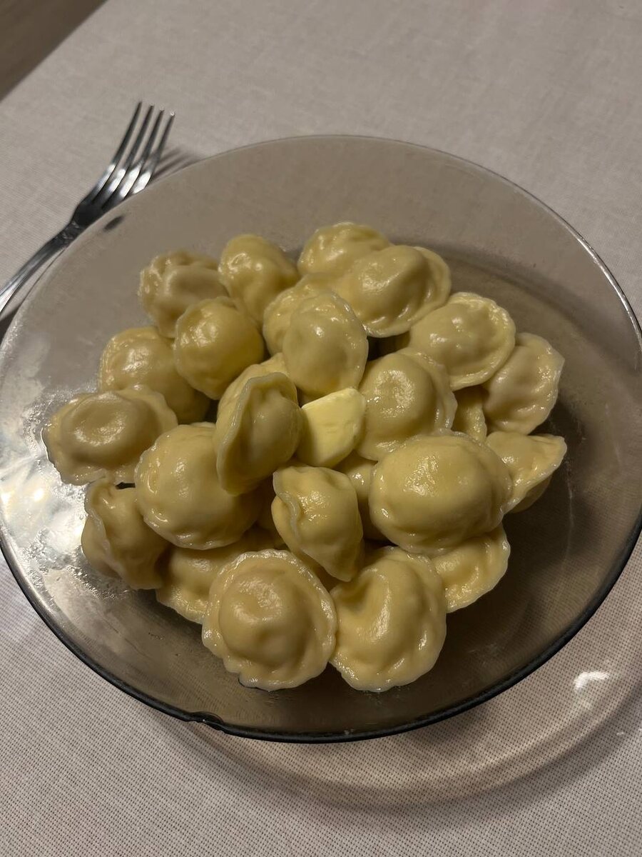 По моему мнению лучше с маслецем, чем со сметаной 