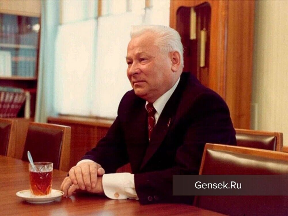 Константин Устинович Черненко в своём рабочем кабинете, 1984 год