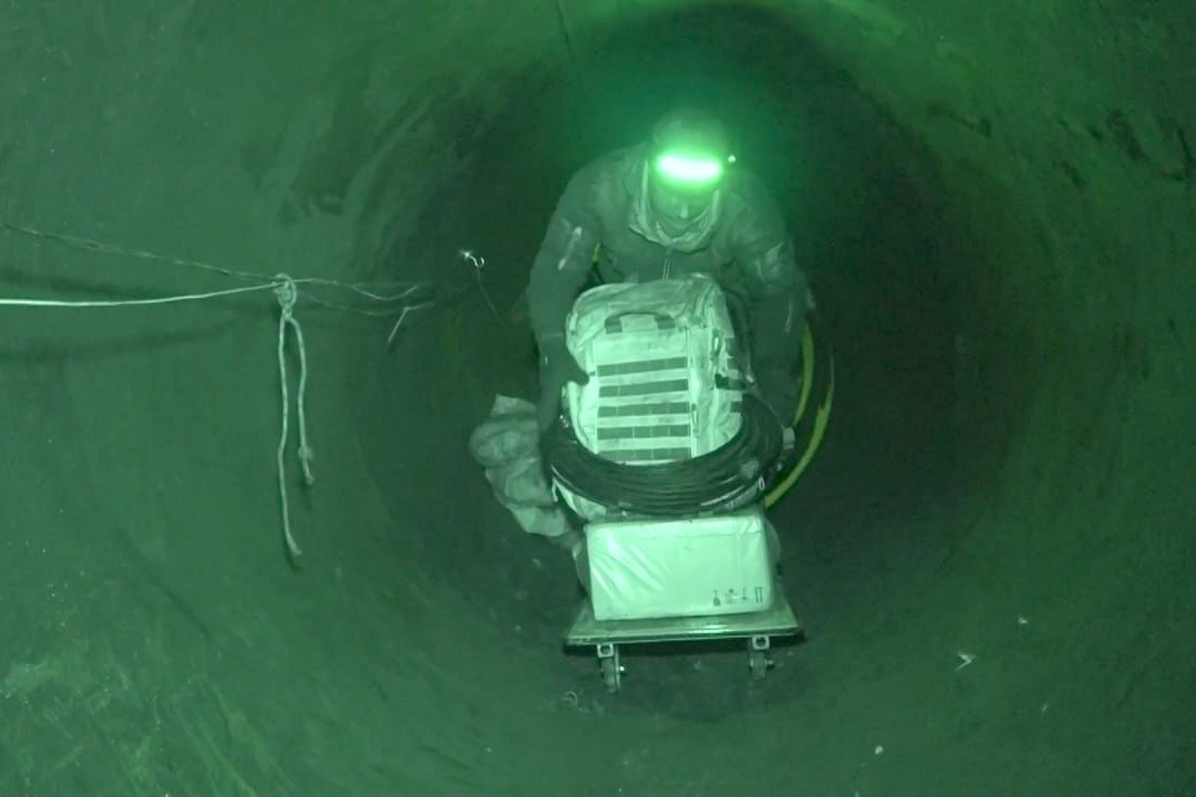    Добровольцы резали вытяжки и вручную копали вентиляционные шурфы, затаскивали сварочные агрегаты, специальные "тачанки", а потом, стиснув зубы, шли, задыхаясь, теряя сознание, почти 16 км по трубе.