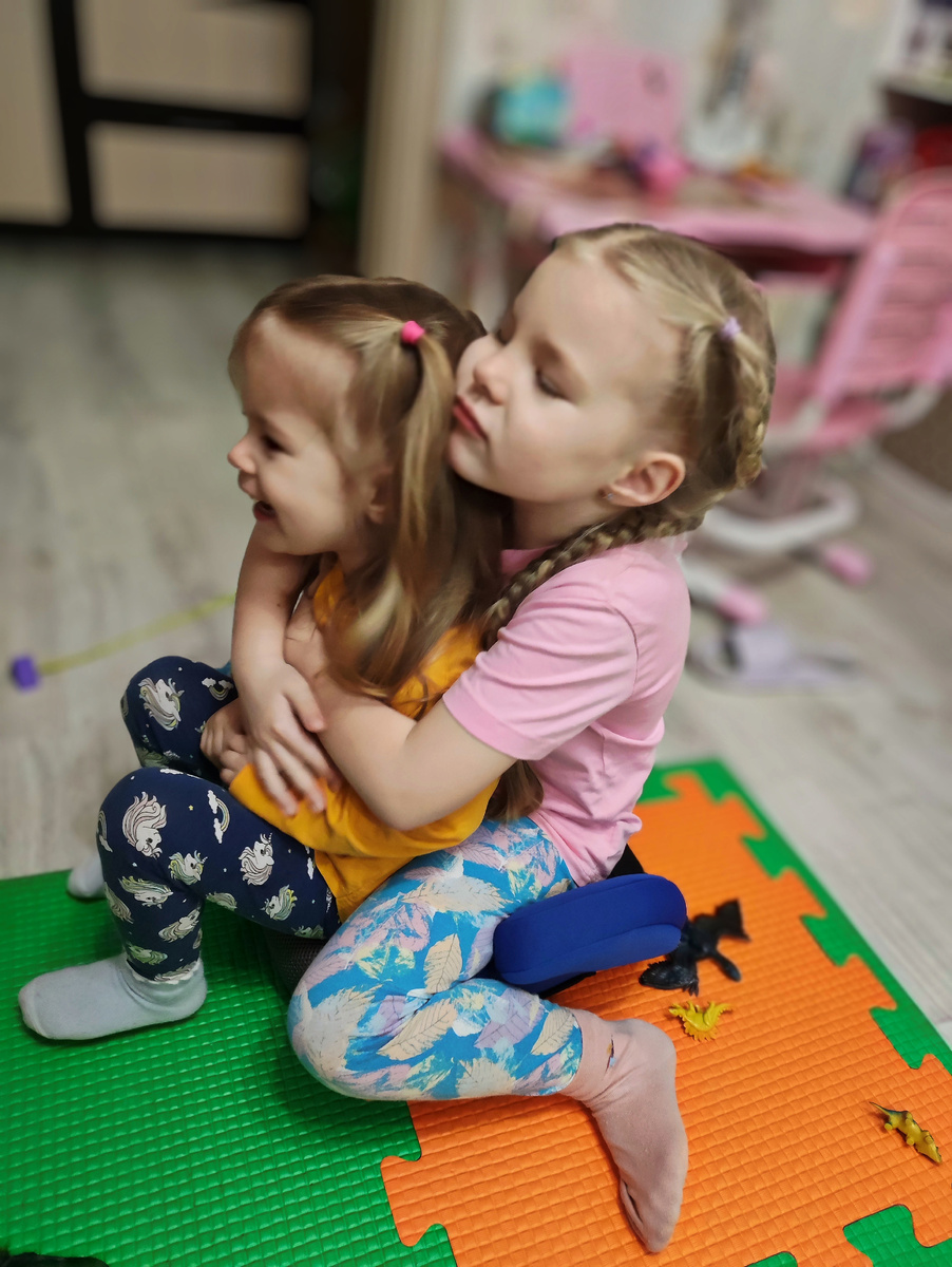 Агата 3 года и Злата 6 лет