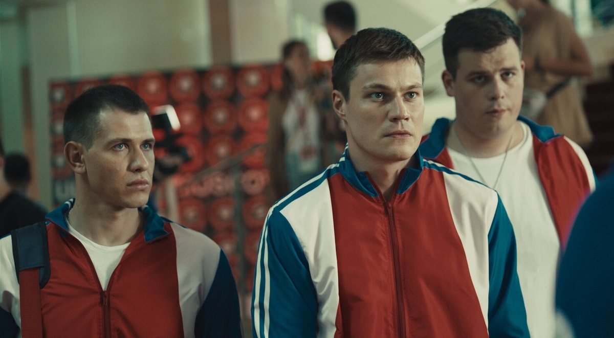 Кадр из сериала "Телохранители" (2023-2025). Ящер, Юрок и Туча (слева-направо) получают нагоняй от Иваныча (за кадром) - теперь ребятам можно готовиться к полёту не в Пекин, а в Челябинск.