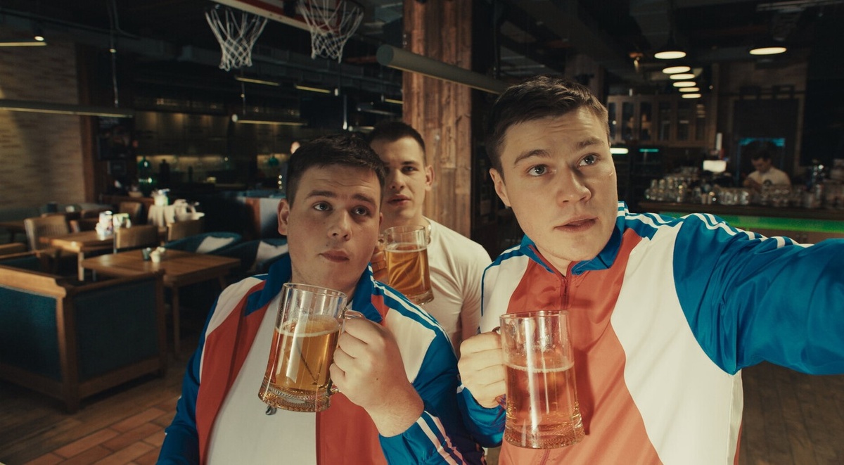 Кадр из сериала "Телохранители" (2023-2025). Парни решают посетить московский бар и сделать "селфи". Ну, а дальше будет то, что приведёт к кардинальным изменениям в их жизнях.