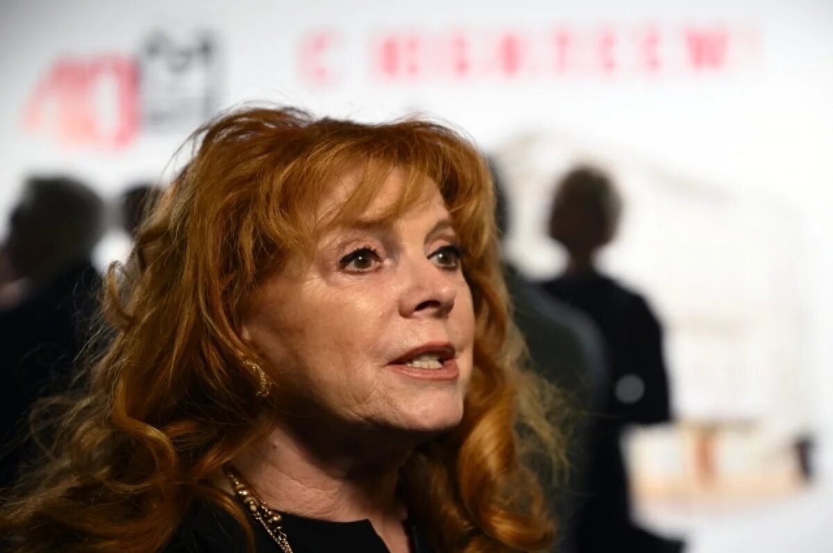    78-летняя Клара Новикова вышла в люди в «мешке» от дизайнера из Израиля