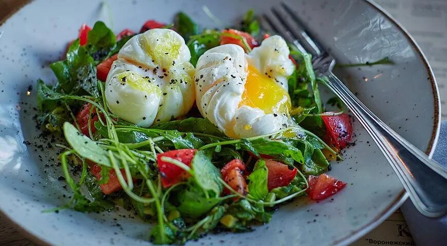 Салат с авокадо, яйцом пашот и зеленью