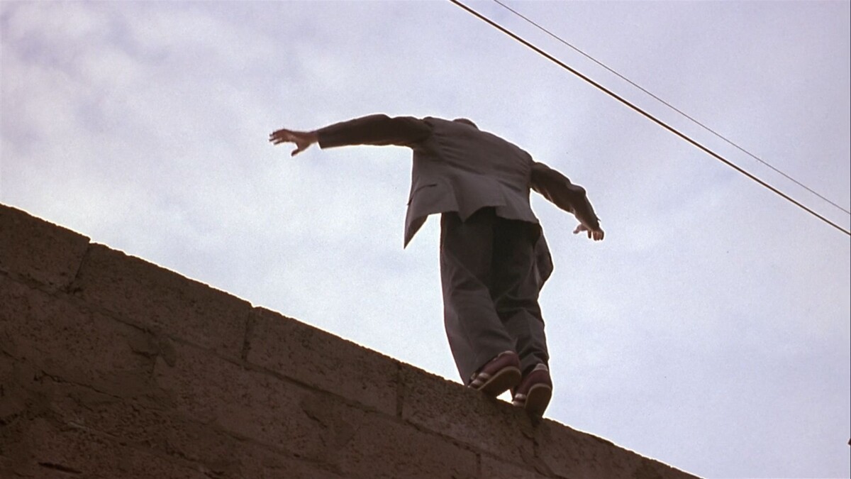 Герой на заборе, на пороге выбора между стабильностью и приключением.