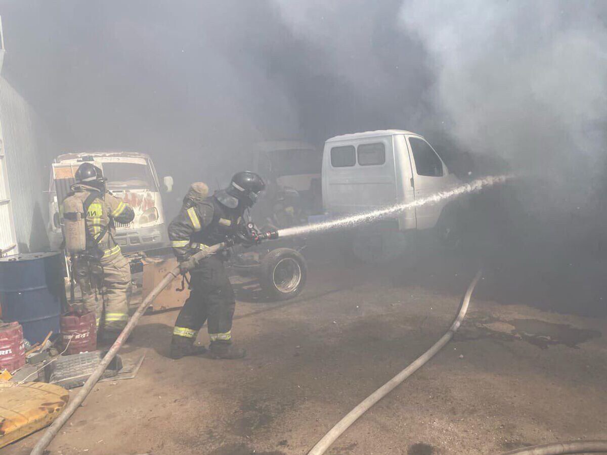    Ликвидация пожара в ангаре с автомобилями в Майкопе© Фото : МЧС Республики Адыгея/Telegram