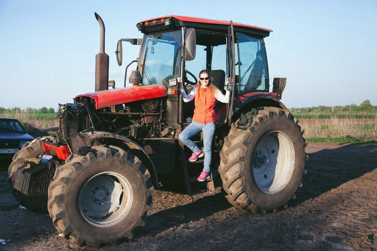 исследую просторы русской деревни - трактор в Курской области 
