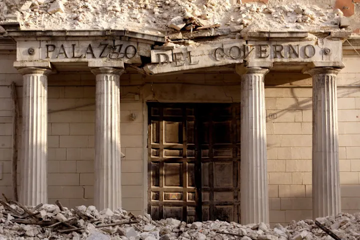 Поврежденное здание в Л'Акуиле, Италия, после землетрясения 2009 года. 