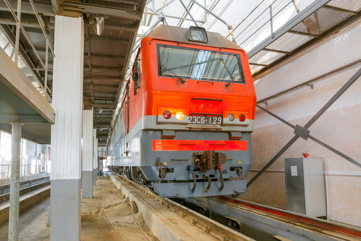 Электровоз 2ЭС6-129 на техническом обслуживании. Источник: СТМ-Сервис