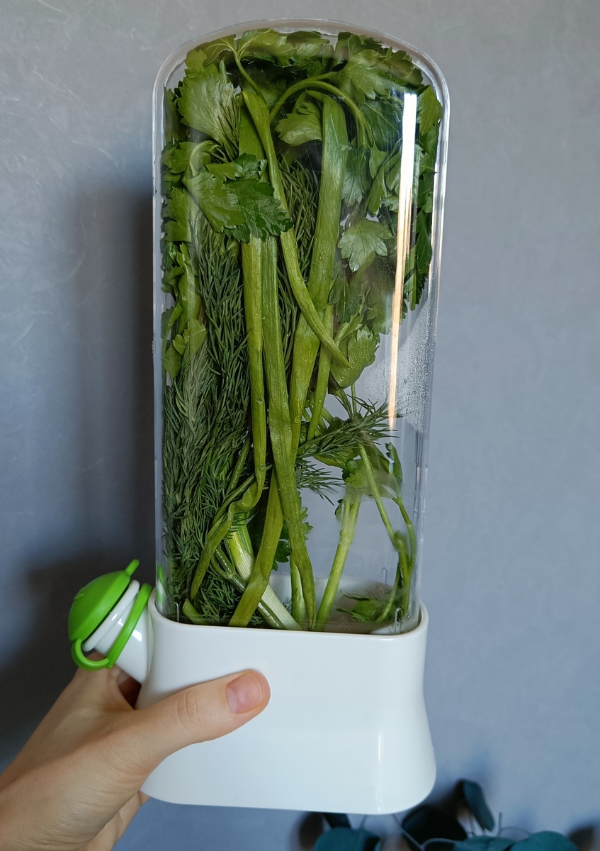 Вниз наливается водичка, которую нужно менять через 3-5 дней.