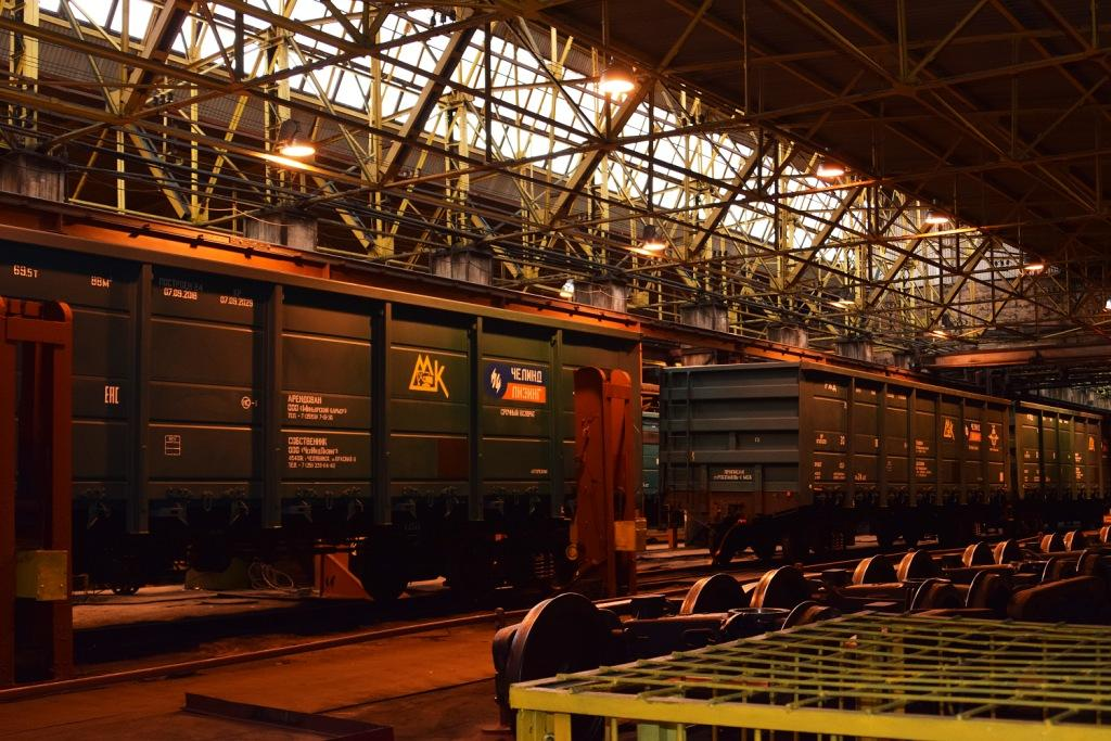 Полувагоны в цеху Рославльского вагоноремонтного завода. Источник: РВРЗ