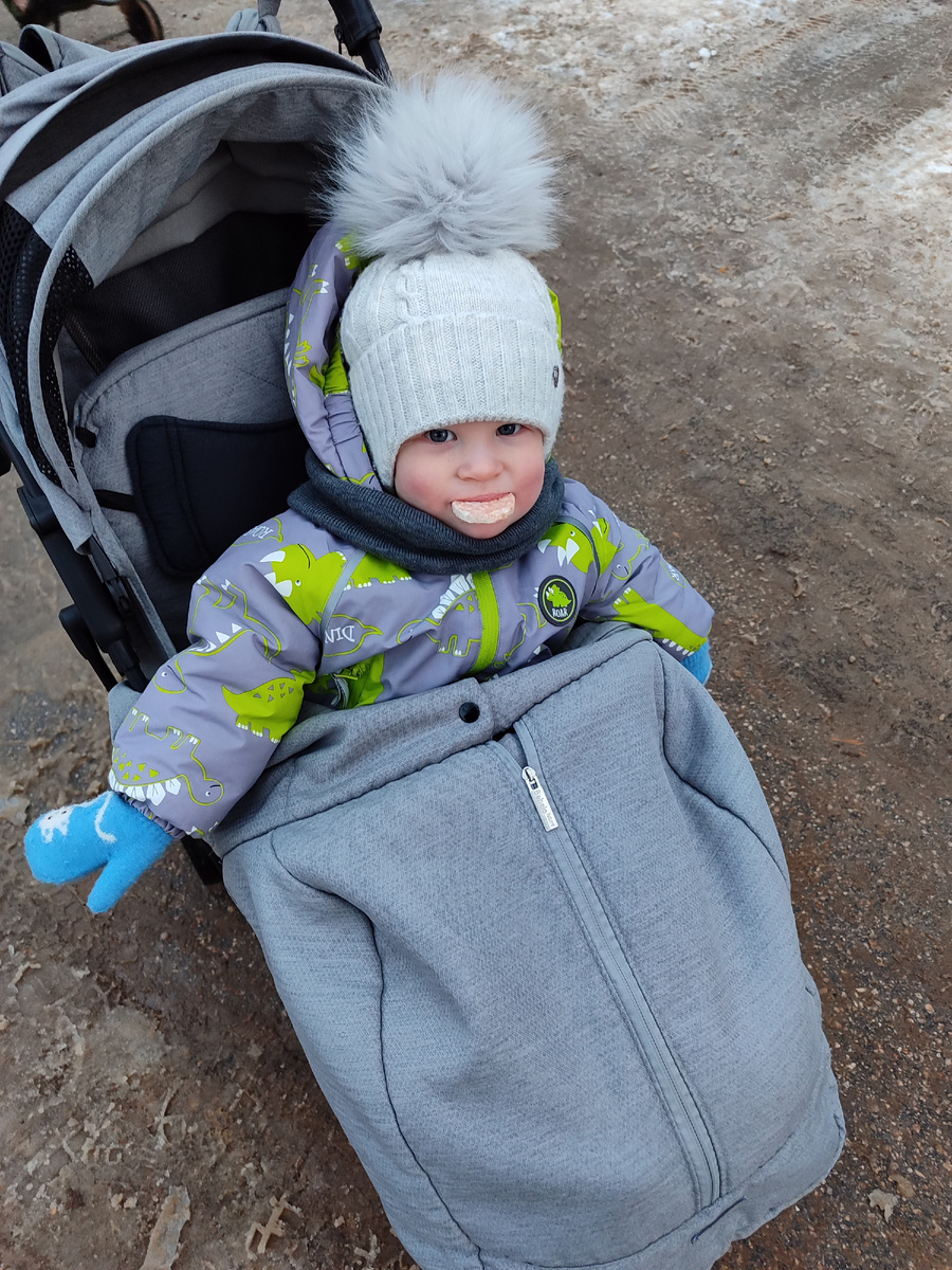 1 год 3 месяца. На улице рассасывает, ибо в перчатках неудобно.