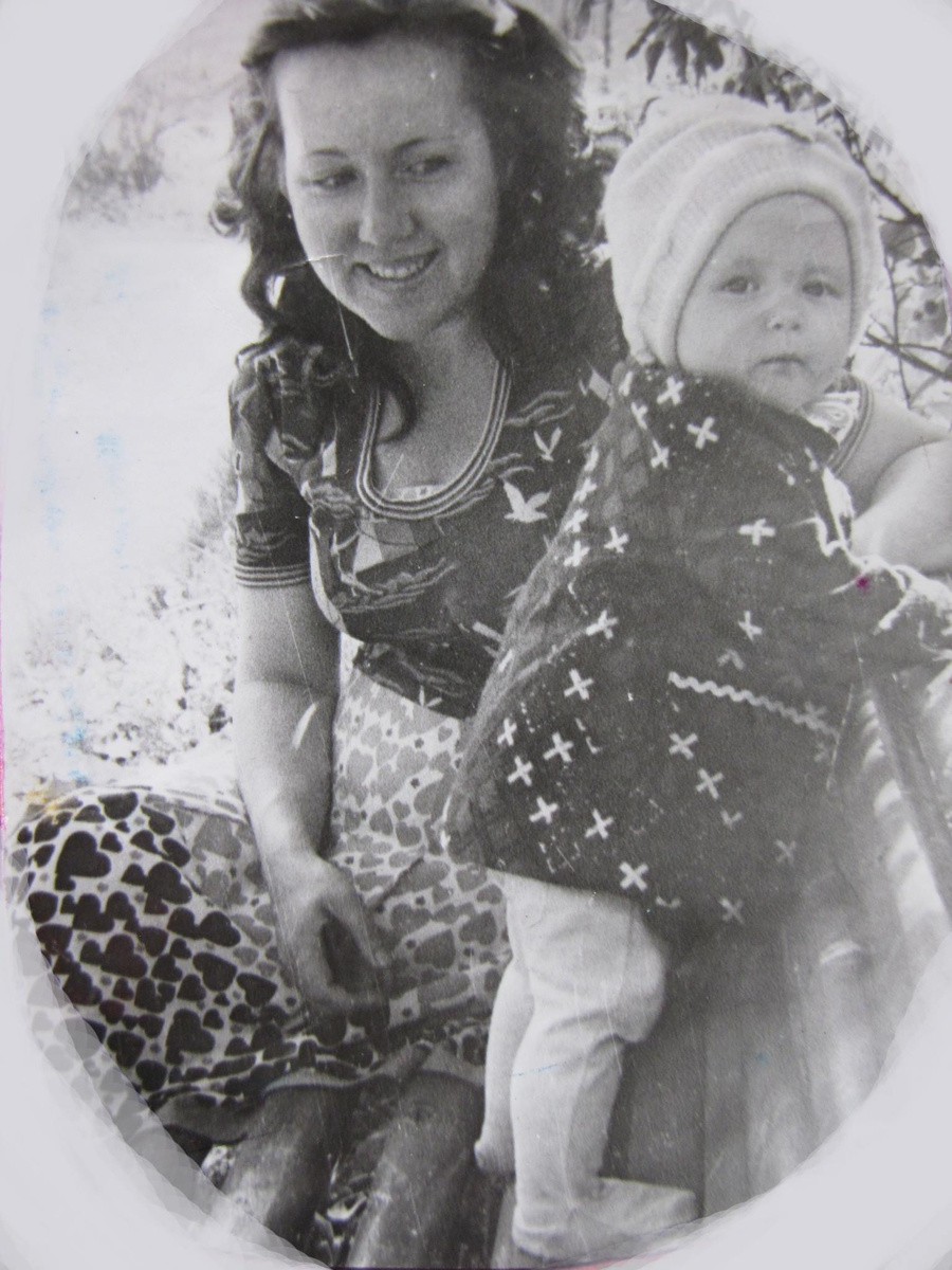 "Рождением в Нижнем (тогдашнем- г. Горьком) я обязана ей. Они так в гости решили съездить с папой на пару дней из Кирова к моим ба и деду!)) Ну и на 2 месяца раньше - событие приблизили...
Дома никого не было, кроме маминой сестры- теть Нины. собственно, она и спасла ситуацию, скорую вызвала... Уже стали отходить воды и приехали медики, мама "в непонятках" врачу: "Доктор, вы знаете, у меня кажется мочевой пузырь лопнул" На что у врача от удивления глаза закатились и он произнес: "Даже тааак... Ну-с, давайте посмотрим". Маму благополучно довезли до роддома, где я и родилась: весила 1,5 кг и меня держали в инкубаторе. Мои песни слушал весь горьковский роддом у Парка Культуры... А уже потом песни, байки, сказки от бабушки и мам-папы слушала я... Слух, память и любовь к музыке и литературе- это оттуда...
К ЧЕМУ Я ВСЕ ЭТО? У НЕЕ ПОСЛЕЗАВТРА ПО ПАСПОРТУ - ДЕНЬ РОЖДЕНИЯ!!! По паспорту- т.к. записали позднее. Вот и празднуем 2 раза: 18 февраля и 17 марта!
ЧТО РАДУЕТ: МЫ ДРУЖИМ И СТАЛИ БЛИЖЕ, хотя раньше это было - непросто. Но время поставило все на свои места. И я- счастлива)