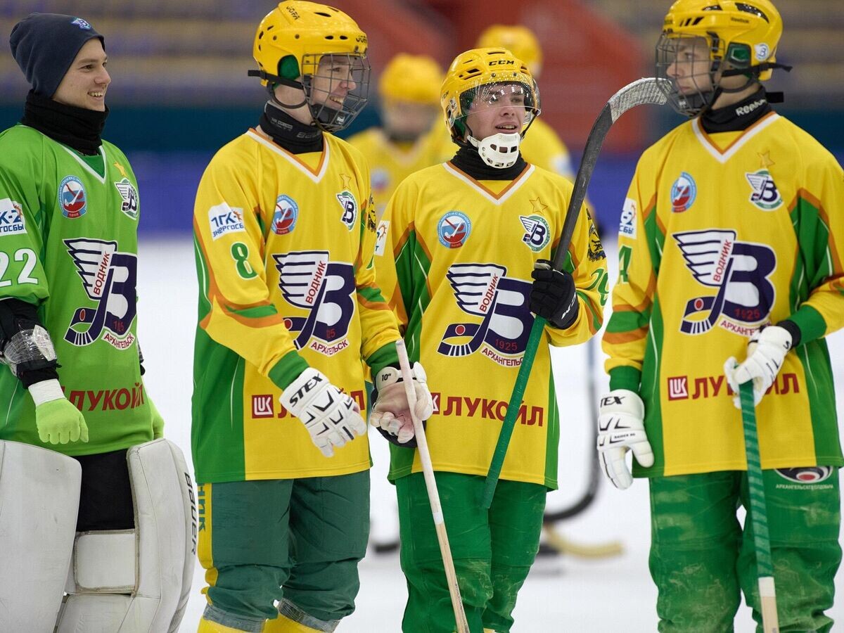    Хоккеисты "Водника" в матче чемпионата России по бенди© официальная страница ХК "Водник" ВКонтакте