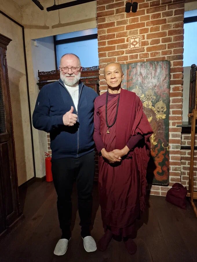 Автор статьи с достопочтенным буддийским монахом традиции Тхеравада Ачаном Таком