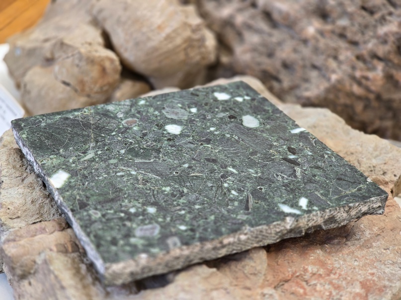 Мрамор темно-зеленый брекчиевидный (античный), Греция, Фессалия