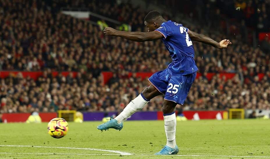    Нападающий «Челси» Мойзес Кайседо отправляет мяч в ворота «МЮ», Фото: Reuters