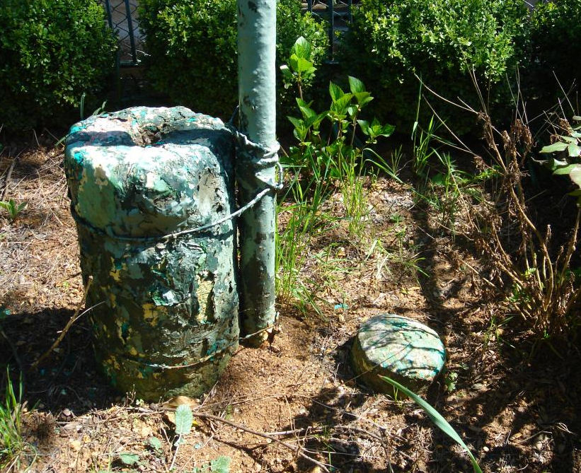 Камень с отверстием и трещиной