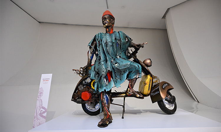 Аджала путешествует