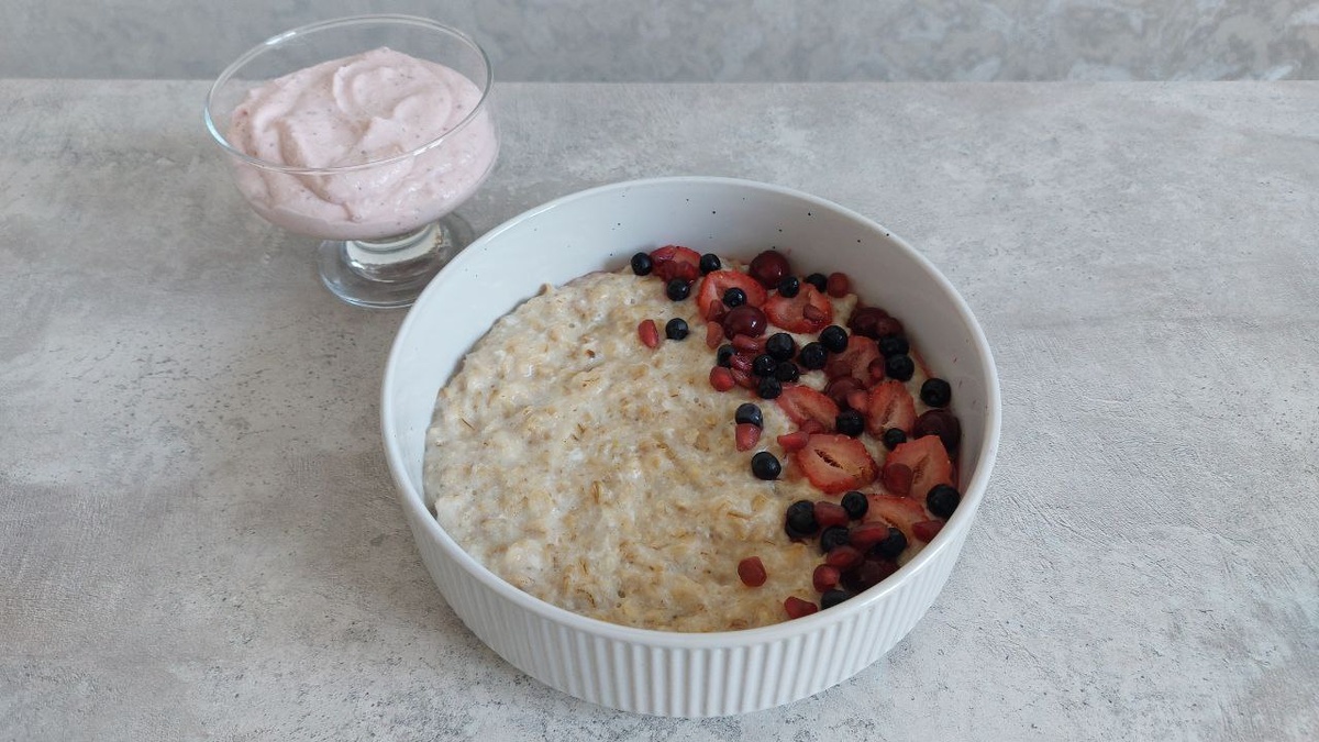 Пример моего завтрака: белковая овсянка с ягодами, домашний творожок