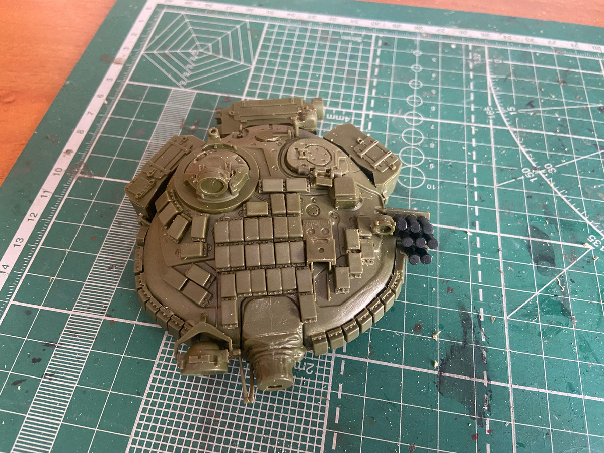 Можно ли это назвать моделизмом? Модель российского танка Т-72. Масштаб 1/35. Производитель "Звезда". Фото из личного архива автора, © 2025 год