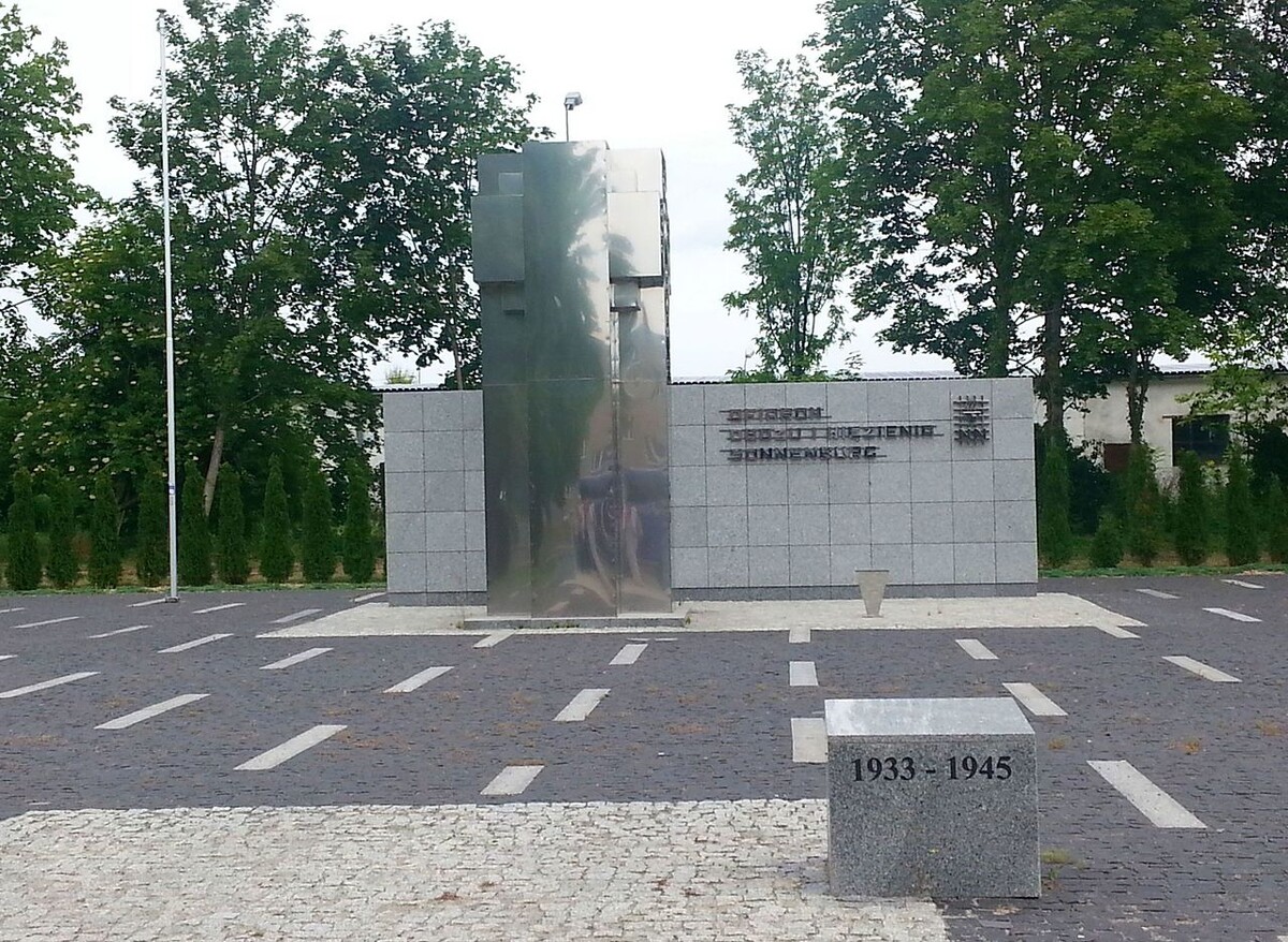 Монумент у бывшего концлагеря Зонненбур