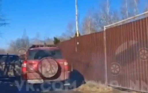    Очевидцы обнаружили двух мужчин, которые на иномарке пытались проехать по улицам местного СНТ