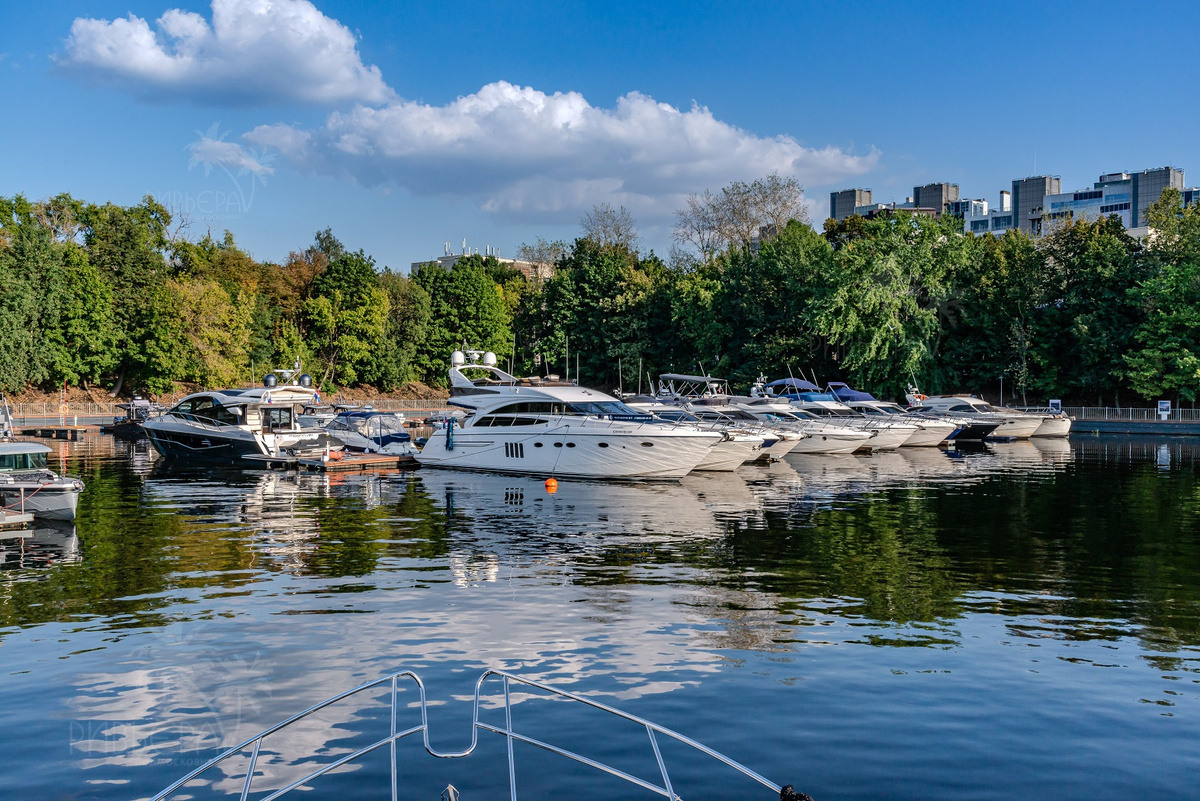 Субботнее утро в яхт-клубе, яхты перед отправлением на прогулки