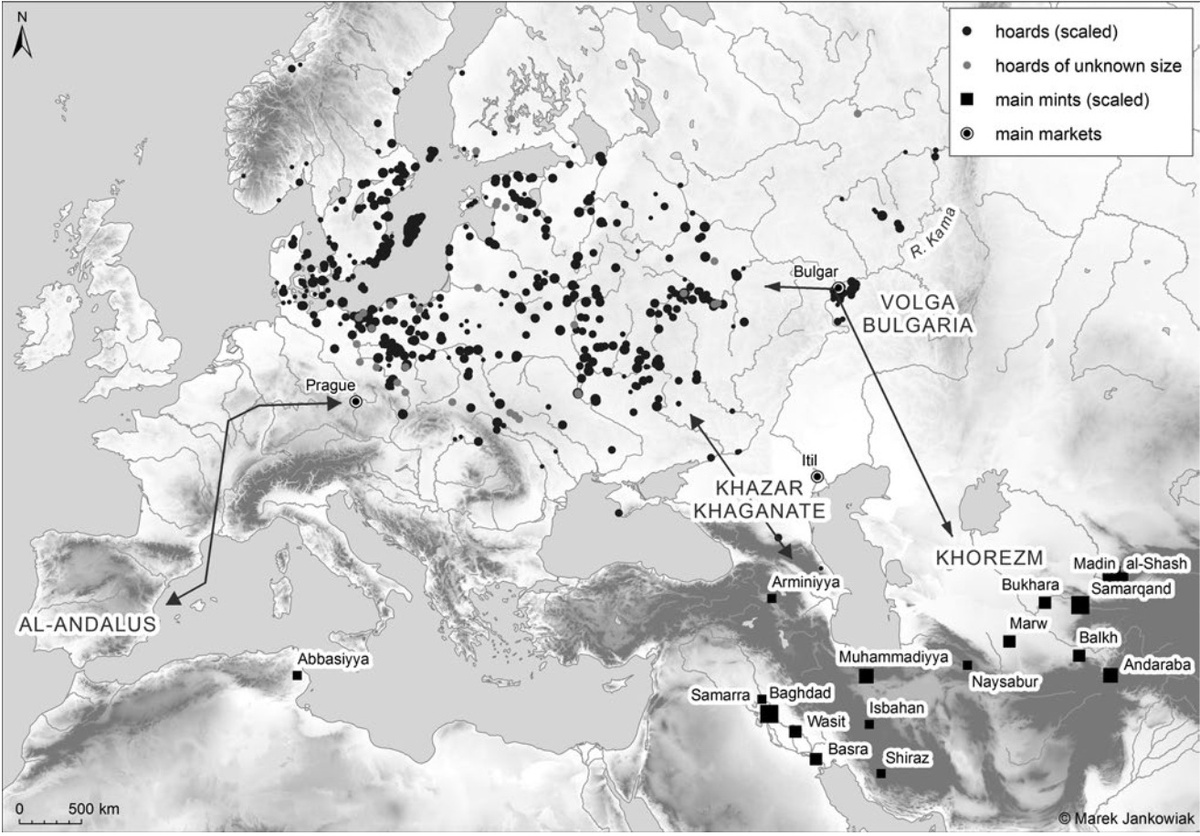 Карта двух основных путей работорговцев в  ранее средневековье. Западный путь шел через Прагу, а восточный через  Волжскую Булгарию. Точками обозначены клады арабских монет, появившихся в  Европе в ходе подобной торговли. Фото https://www.academia.edu/101263420/Tracing_the_Saqaliba_Slave_Trade_and_the_Archaeology_of_the_Slavic_Lands_in_the_Tenth_Century