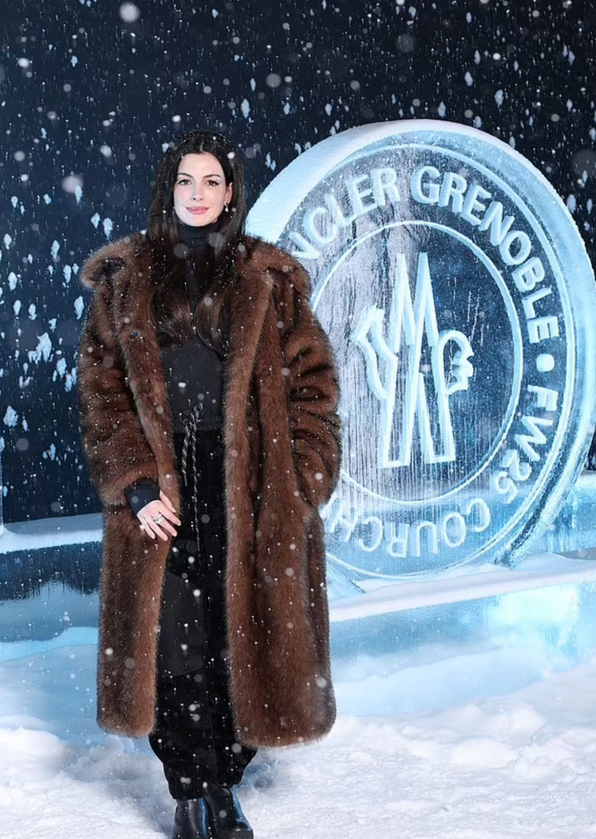    Энн Хэтэуэй надела роскошную шубуСоцсети