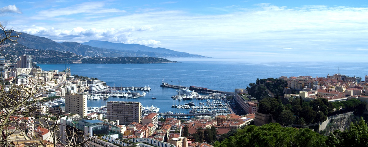 Княжество Монако Из: https://get.pxhere.com/photo/coast-skyline-photography-town-mountain-range-cityscape-panorama-mediterranean-tourism-monaco-the-scenery-880531.jpg