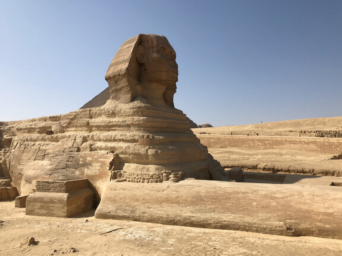 Скелеты и каменная плита у Сфинкса в песке