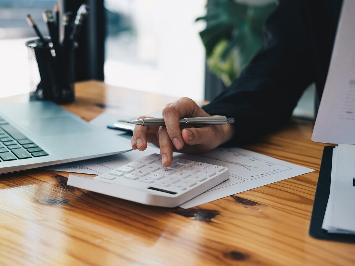    Бухгалтер работает с документами© iStock.com / Natee Meepian