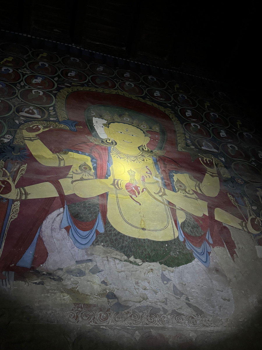 Жёлтый Будда с гневным выражением лица