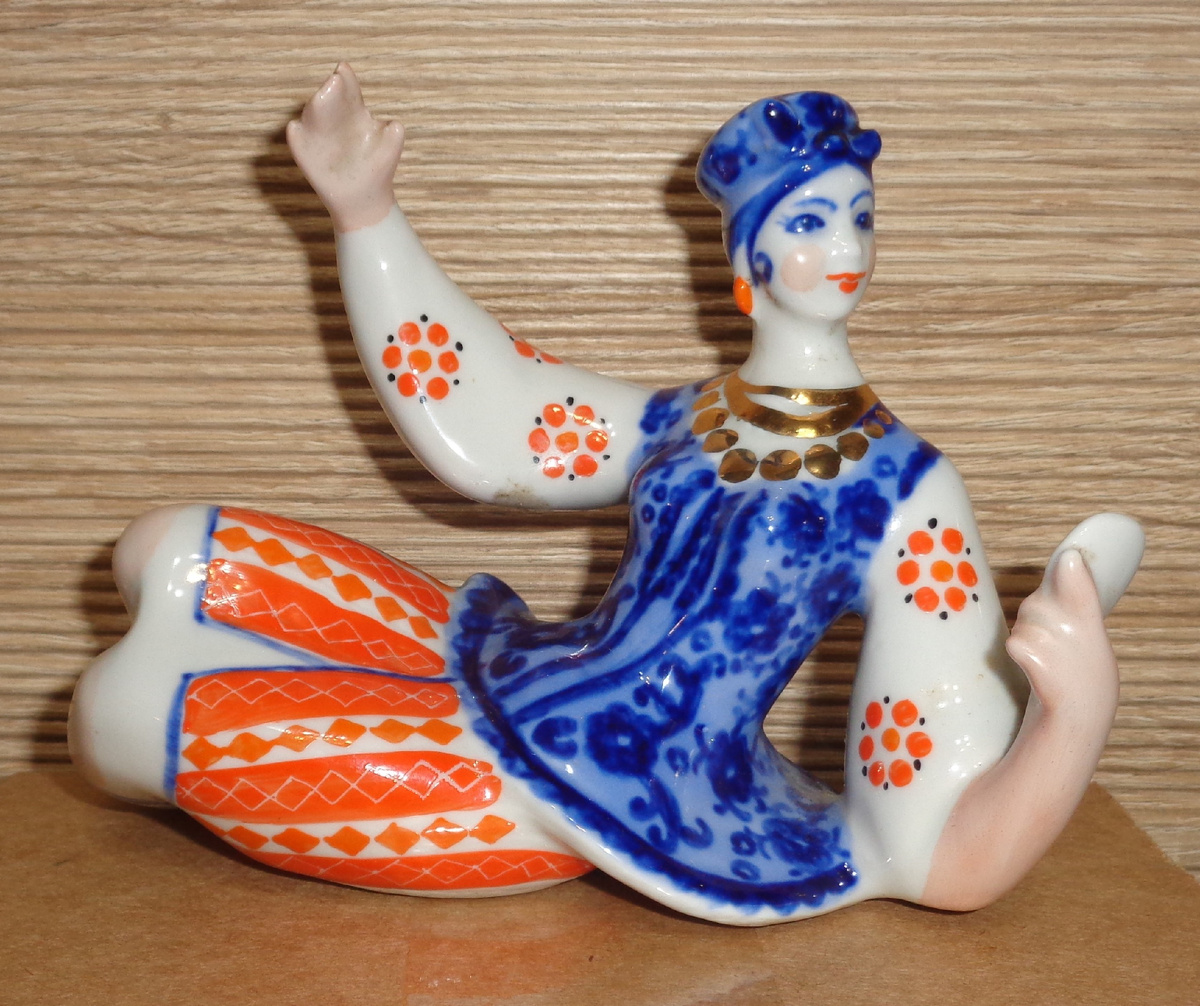 "Девушка с зеркалом" из композиции "Энеида", 1960-е гг., Коростенский ФЗ. Автор: В. Трегубова.