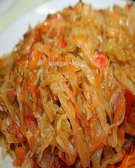 Действия с капустой как объектом: 
Замачивая лавровые листья в кипятке; Занимаясь тушением капусты; 
Добавляя в капусту лавровую воду; Добавляя в капусту морковь; Добавляя в капусту перец; Добавляя в капусту растительное масло; Добавляя в капусту сахар; Добавляя в капусту соль;  Добавляя в капусту тмин;
Пассируя лук для капусты на растительном масле; ♦ Как "правильно" тушить капусту. Теперь мой муж ест ее даже без мяса, а дети просят добавки 😁
Ингредиенты:
капуста-1,5 кг,
лук-250г,
морковь-300г,
томатная паста или томатный соус 50 г,
соль, перец, паприка по вкусу,
сахар-5 г,
лавровый лист-3 листа,
кипяток-100 мл,
масло растительное-100 г.
Способ приготовления:
Перед тем как начать готовить, я замачиваю несколько лавровых листика  кипятка, лавровую воду потом буду использовать при тушении капусты. Секретик подсказала коллега, я попробовала, мне действительно так понравилось больше, нежели просто положить лавровый лист к капусте (лавровый вкус распределяется в этом случае более равномерно).
У капусты снять верхние травмированные и грязные листья, разрезать кочан пополам. Капусту нашинковать.
Лук мелко нарезать, морковь натереть на крупной терке.
Лук пассируем на растительном масле. Как только лук станет прозрачным и мягким, добавляем морковь.
Как только морковь обжарится, добавляем томатную пасту и обжариваем ее до оранжевого цвета. Добавляем 1/2 часть соли, паприку, сахар, перемешиваем.
Добавляем половину капусты, перемешиваем с поджаркой, добавляем еще немного капусты. Тушим под крышкой на умеренном огне 5 минут, перемешиваем, выкладываем остатки капусты, 1/2 соли, вливаем лавровую воду, тушим под крышкой 30 минут. Каждые 3-4 минуты помешиваем наше блюдо.
Капуста очень вкусная и сама по себе! Но к ней по желанию можно добавить мясо, сосиски, фасоль. А еще такая капуста отличная начинка для пирожков.
♦  https://www.facebook.com/permalink.php?story_fbid=pfbid06iysbVLKxdZLogaAtS8gb1xtG9cyGtZmB5QmJLtNPiXveSX7qyHU3VCGVhXmtbXil&id=61553566274520