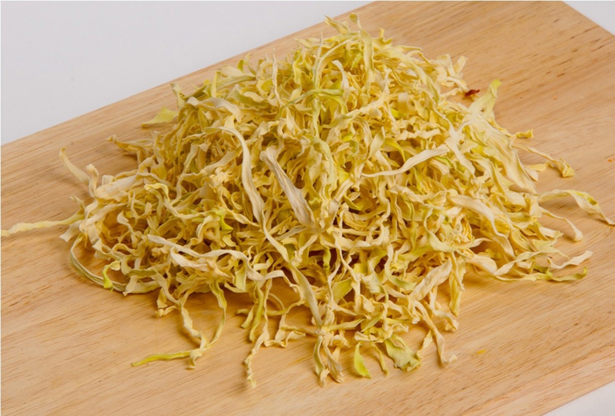 Сушеная капуста – это ценный пищевой продукт, который представляет собой предварительно измельченные, а затем сублимированные (то есть лишенные влаги) листья этой овощной культуры. Для промышленного изготовления сушеной капусты, как правило, принято использовать позднеспелые и среднеспелые сорта капусты белокочанной. Наиболее широко применение данного продукта питания в пищевой индустрии.

Существует два сорта сушеной капусты - первый и второй. При этом более высокое качество характерно для сушеной капусты первого сорта, что обусловлено наличием меньшего количества частей кочерыги, маленьких частиц, черных включений и подгоревшего сырья.

Сушеную капусту производят в виде равномерно нашинкованной стружки. По консистенции стружка качественной сушеной капусты должна быть эластичной, отличаться легкой хрупкостью и быть более пяти миллиметров в наибольшем линейном измерении. Кроме того, показателем качества считается и степень влажности сушеной капусты, показатель которой должен быть в пределах 14%.

При использовании сушеной капусты в домашних условиях важно знать, что для полного восстановления данного продукта в весе при отваривании необходимо примерно двадцать пять минут. В процессе кулинарной обработки один килограмм сушеной капусты должен соответствовать шести-восьми свежего овоща.

Капуста сушеная особо ценится за счет содержания витамина С, который способен присутствовать в продукте в неизменной концентрации в течение семи-восьми месяцев. Кстати, такое свойство не присуще ни одной овощной культуре, а из фруктов этот витамин сохраняется лишь в цитрусовых (апельсинах, мандаринах, грейпфрутах, лаймах и лимонах).

Помимо вышеуказанного полезного вещества в сушеной капусте присутствуют витамины Е, групп В и РР, Н, а также каротин. При этом в сушеной капусте практически нет крахмала и незначительно содержание сахарозы, в связи с чем ее можно рекомендовать диабетикам ♦ https://www.prompostavka.ru/shop/sushenye-ovoschi/kapusta-sushenaya-/