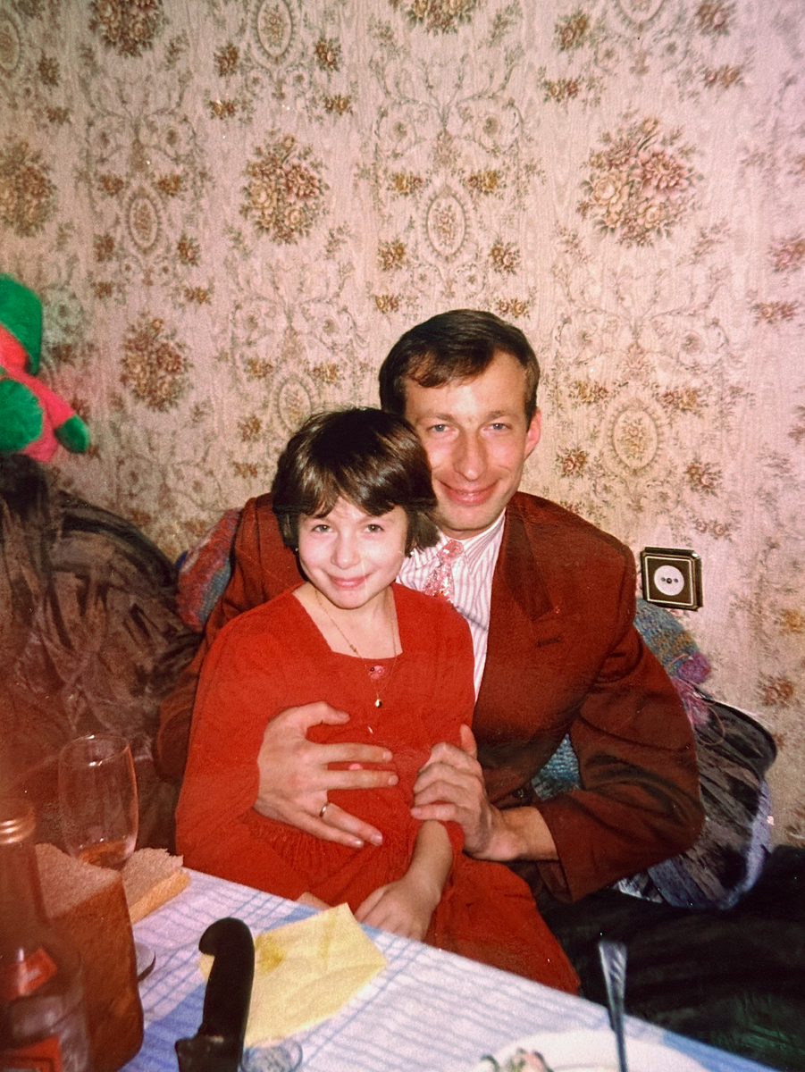 Фото автора. Мне всегда говорили, что я "папина дочка", т.е. очень на него похожа :) А ты как считаешь?))