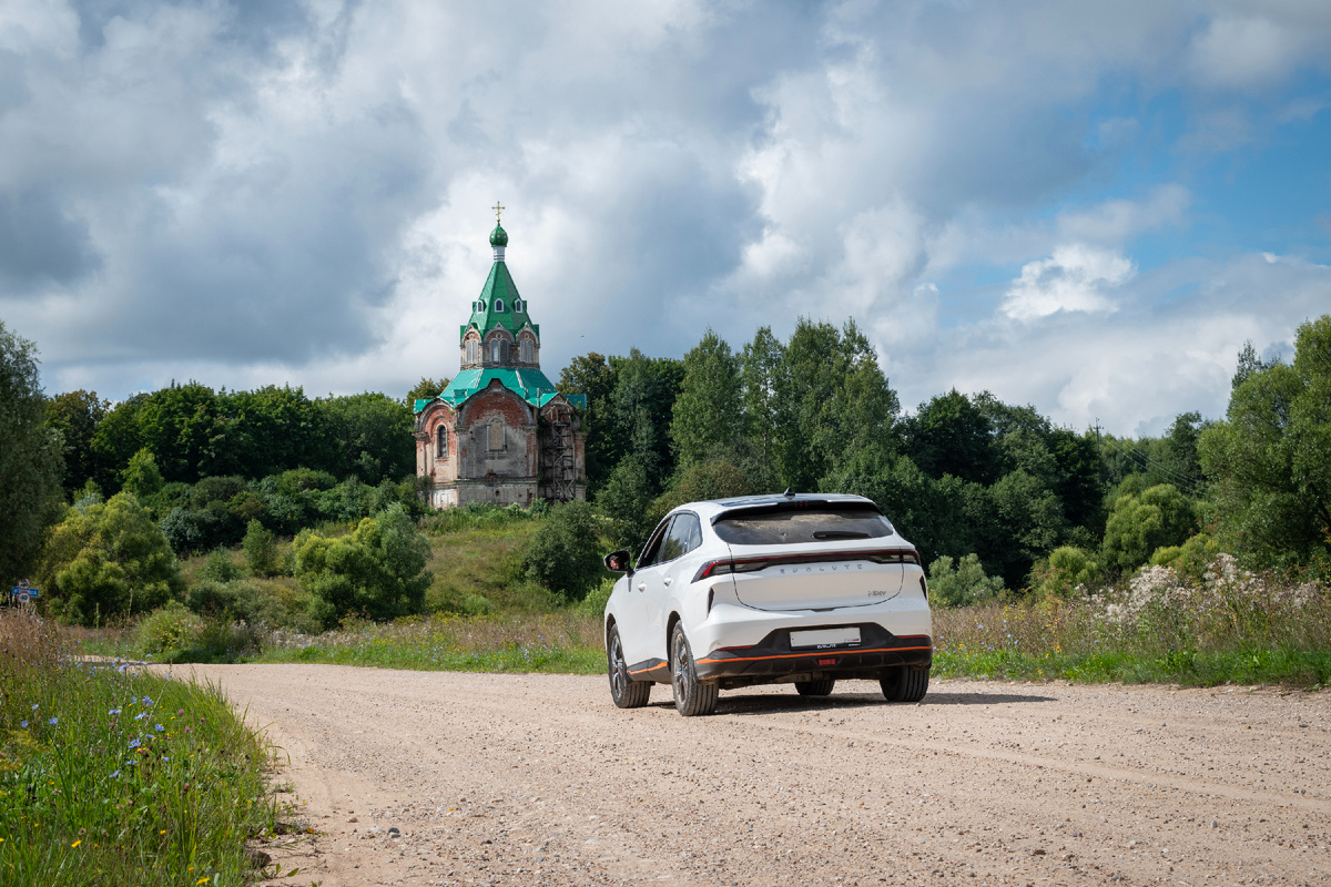 Большая часть дорог имеют твёрдое и ровное покртие. Но съезжая с основных магистралей будь готов к грунтовкам.