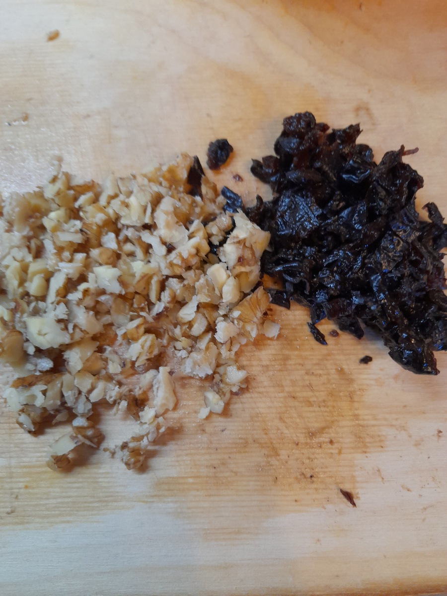 Фото автора. Чернослив и орехи