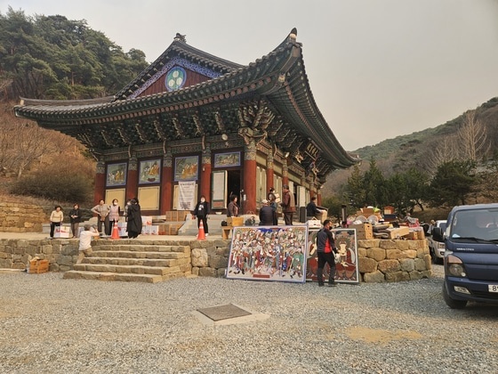 Фото из соцсети: ценные реликвии и древнюю каменную статую Будды удалось вынести из горящего здания пагоды, но к сожалению сам храм спасти не удалось