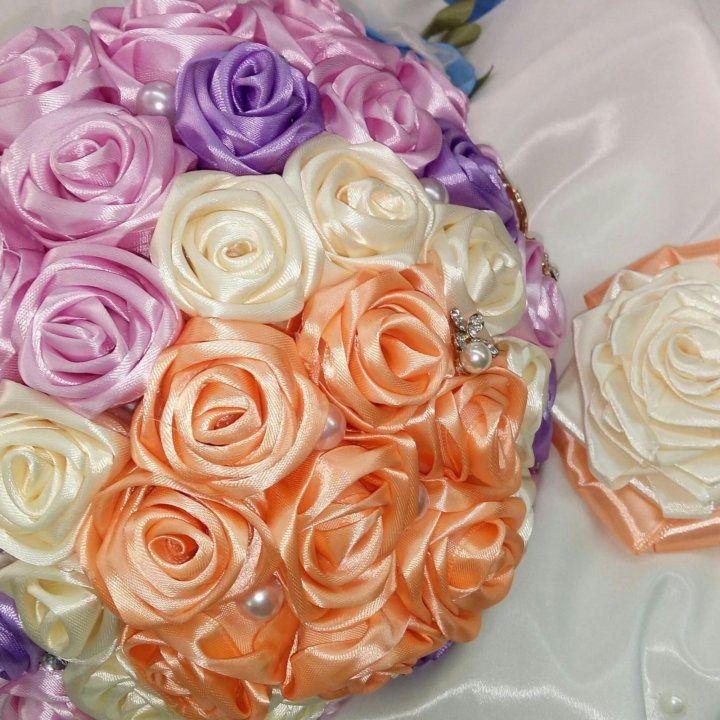 пример букета из атласных роз из интернета 