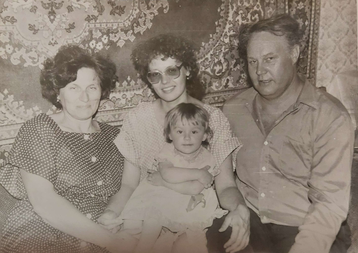 Мои бабушка Люа и дедушка Витя, моя мама Марина и я, Хабаровск 1987г